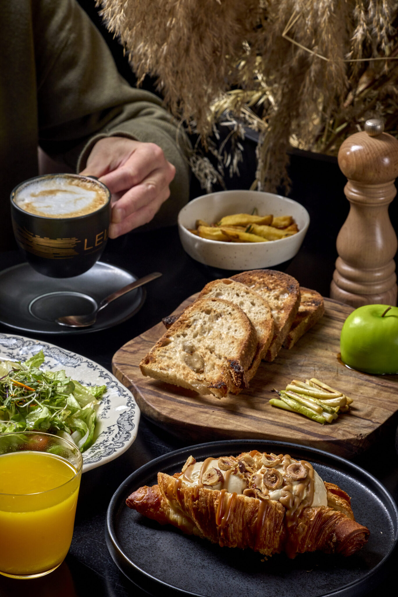 Lena Bruch marzo 2537jpg scaled